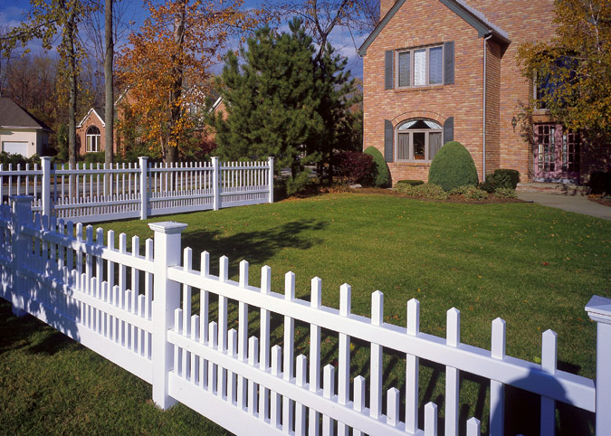 classic vinyl fence installation Milwaukee